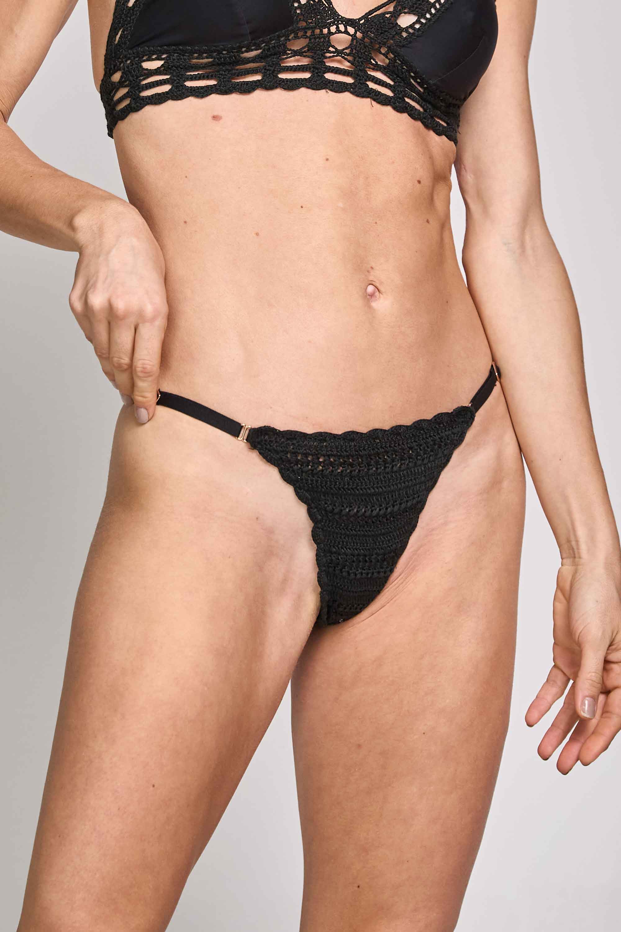 ELLIPSE CROCHET STRING THONG