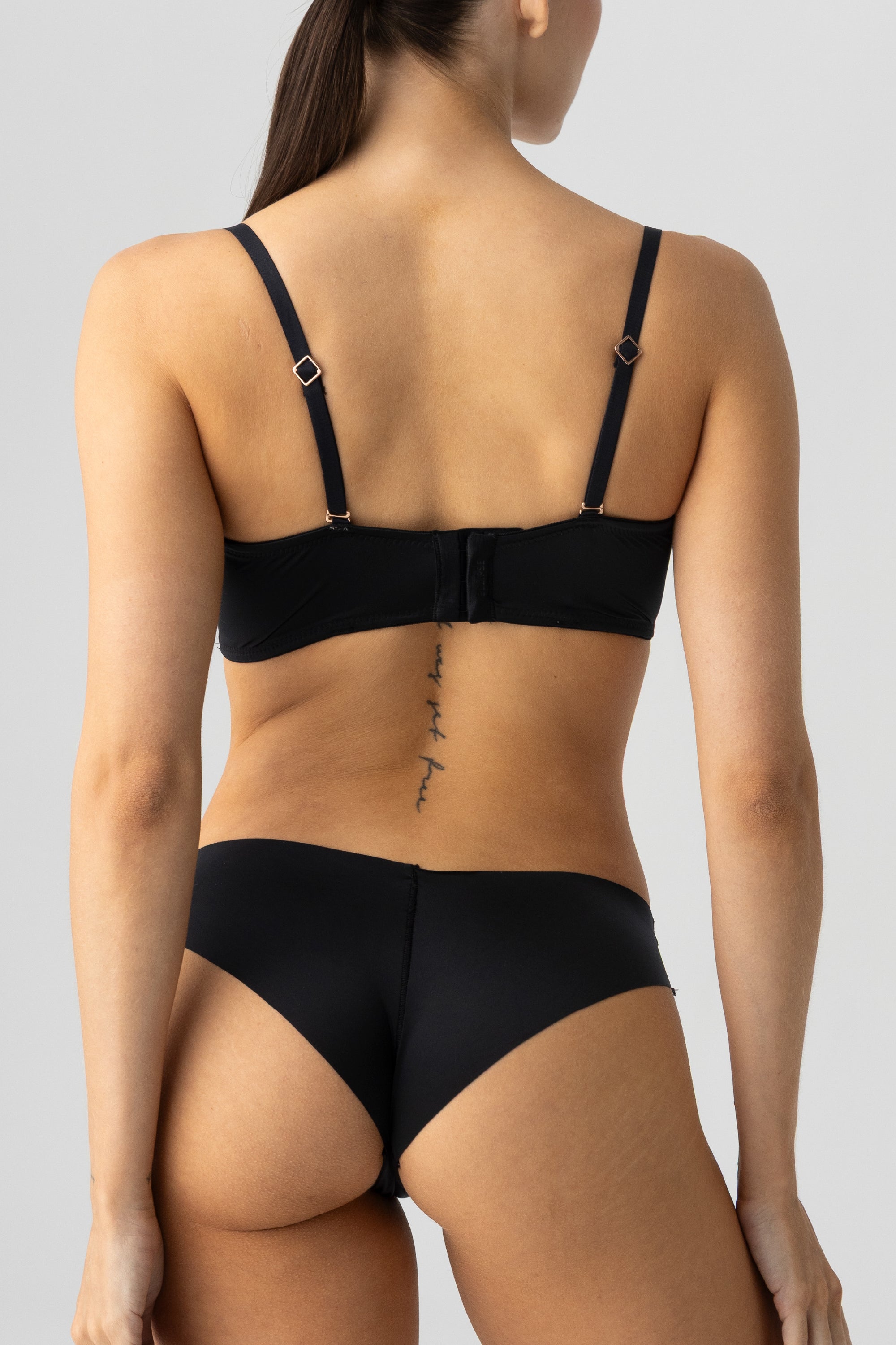 ELLIPSE GLOWY & SILKY INVISIBLE CHEEKY PANTY